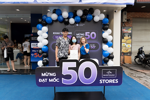 ShopDunk sở hữu chuỗi 50 cửa hàng trên 12 tỉnh thành cả nước, đem tới trải nghiệm công nghệ cao cấp cho mọi khách hàng Việt Nam