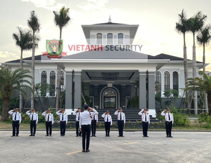 Bảo vệ Việt Anh thực hiện nhiệm vụ tại Grand Bay Hạ Long Villas